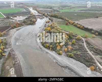 Luftaufnahme des Flusses, schwere Maschinen, die am Flussbett arbeiten. Stockfoto