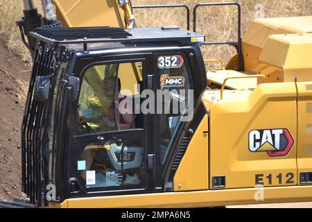 Bagger in Arbeit, Fahrerkabine, dicht getroffen. Stockfoto