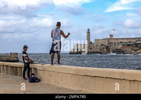 Kubanisches Angeln an der Meereswand am Eingangskanal zum Hafen von Havanna, Kuba Stockfoto
