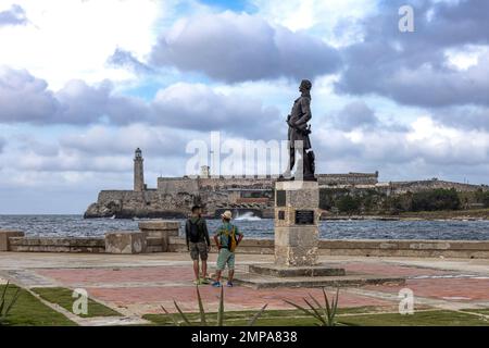 Statue von Pierre le Moyne d'Iberville in Punta Park, Malecon, Havanna, Kuba Stockfoto