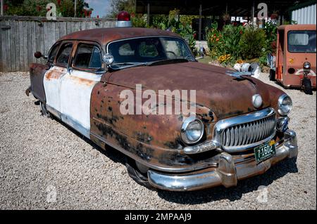 Ein Detail eines alten klassischen Nash Motors Statesman Super Fastback Airflyte Polizeiautos draußen am Tag Stockfoto