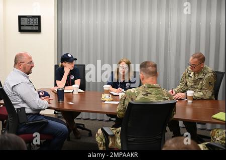 Maj. General William (Butch) Graham, stellvertretender Generalkommandant des U.S. Army Corps of Engineers für zivile Arbeiten und Notfalleinsätze, und Brig. General Daniel Hibner, Kommandant der South Atlantic Division, trifft sich mit Kevin Guthrie, Direktor der Florida Division of Emergency Management, FEMA Region 4 Administrator Gracia Szczech und FEMA Region 3 Administrator MaryAnn Tierney im Lee County Emergency Operations Center in Fort Myers, Florida, 12. Oktober. USACE hat derzeit mehr als 280 Mitarbeiter, die in Florida eingesetzt werden und die staatlichen Wiederauffüllungsarbeiten aktiv unterstützen. Stockfoto