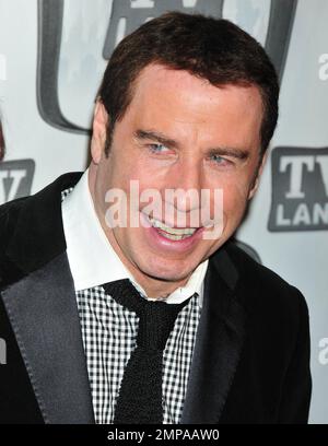 John Travolta tritt bei den jährlichen TV Land Awards 9. im Javits Center in guter Stimmung auf und sportet sein Haar. Seine Frau Kelly Preston und die Besetzung der TV-Serie „Welcome Back, Kotter“ aus dem Jahr 1970er schließen sich ihm an. New York, NY. 04/10/11. Stockfoto