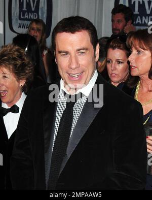 John Travolta tritt bei den jährlichen TV Land Awards 9. im Javits Center in guter Stimmung auf und sportet sein Haar. Seine Frau Kelly Preston und die Besetzung der TV-Serie „Welcome Back, Kotter“ aus dem Jahr 1970er schließen sich ihm an. New York, NY. 04/10/11. Stockfoto