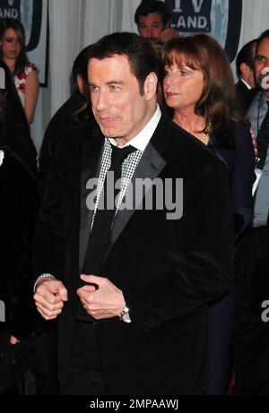 John Travolta tritt bei den jährlichen TV Land Awards 9. im Javits Center in guter Stimmung auf und sportet sein Haar. Seine Frau Kelly Preston und die Besetzung der TV-Serie „Welcome Back, Kotter“ aus dem Jahr 1970er schließen sich ihm an. New York, NY. 04/10/11. Stockfoto