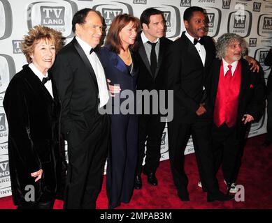 Stars der TV-Serie 1970er „Welcome Back, Kotter“ Ellen Travolta, Gabriel Kaplan, Marcia Strassman, John Travolta, Lawrence Hilton-Jacobs und Robert Hegyes posieren bei den jährlichen TV Land Awards 9. im Javits Center auf dem roten Teppich. New York, NY. 04/10/11. Stockfoto