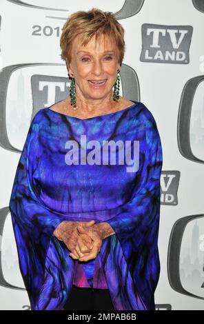 Cloris Leachman posiert bei den jährlichen TV Land Awards 9. im Javits Center auf dem roten Teppich. New York, NY. 04/10/11. Stockfoto