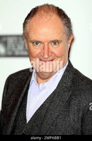 Jim Broadbent bei der Fotoaufzeichnung „Another Year“ beim BFI London Film Festival 54. im Vue West End in London, Großbritannien. 10/18/10. Stockfoto