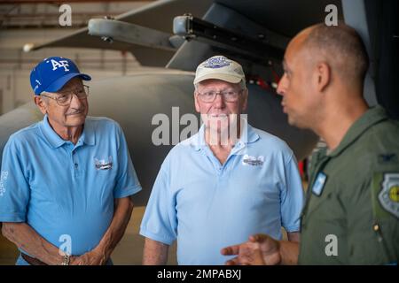 Sieben Veteranen der US Air Force und ihre Ehegatten besuchen den 125. Fighter Wing, Florida Air National Guard in Jacksonville, Florida, 12. Oktober 2022. Die Piloten der vietnamesischen Ära sind alle Absolventen der Pilotenausbildung 1967, die auf dem inzwischen nicht mehr existierenden Luftwaffenstützpunkt Reese in Lubbock, Texas, abgehalten wurde. Die Piloten flogen eine Reihe von Flugzeugen, darunter die F-4 Phantom II, C-141 Starlifter und LTV A-7 Corsair II, unter anderem während des Krieges in Vietnam. Während des Besuchs teilte der Oberst der US-Luftwaffe, Mansour Elhihi, Kommandant der 125. Operations Group, die riesigen Einsatzgruppen des Wings, den bevorstehenden F-35 Lightning, mit Stockfoto