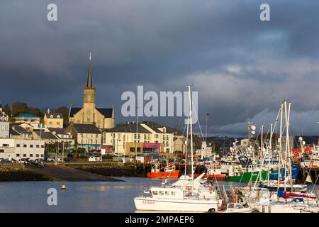 Killybegs Fischereihafen, Trawler, Boote und Yachten verlegt. County Donegal, Irland Stockfoto