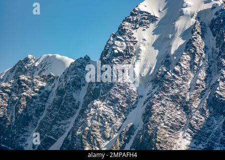 Panorama der Zunge eines hohen Berggletschers mit Schnee in Altai. Stockfoto