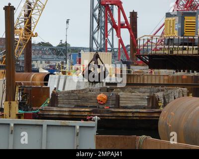 Kittery, ME (12. Oktober 2022) - Fortschritte bei den Baggerarbeiten im Dry Dock #1 zur Unterstützung des neuen Multi-Mission Dry Dock-Projekts. Stockfoto