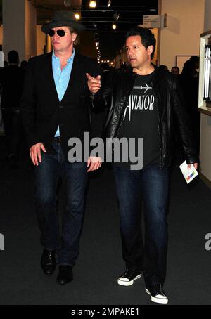 Val Kilmer nimmt am Tag vor der offiziellen Eröffnung der Show im Miami Beach Convention Center an einer Veranstaltung im Art Basel Miami Beach Teil. Miami Beach, Florida 30. November 2011 Stockfoto