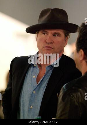 Val Kilmer nimmt am Tag vor der offiziellen Eröffnung der Show im Miami Beach Convention Center an einer Veranstaltung im Art Basel Miami Beach Teil. Miami Beach, Florida 30. November 2011 Stockfoto