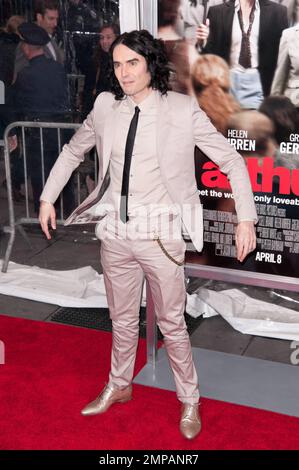 Russell Brand spaziert auf dem roten Teppich bei der Premiere von „Arthur“, einem Remake der Comedy aus dem Jahr 1981 mit Dudley Moore und Liza Minnelli, die im Ziegfeld Theatre stattfindet. New York, NY. 04/05/11. Stockfoto