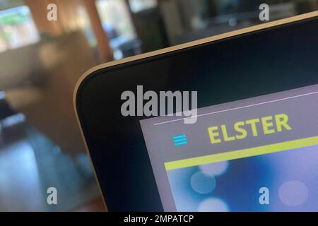 Bayern verlängert Frist für die Abgabe der Grundsteuer! ARCHIVFOTO; Themenfoto: ELSTER - das Online-Steueramt. Website, Startseite Elster.de auf einem Monitor eines Computers in einer Wohnung. ? Stockfoto