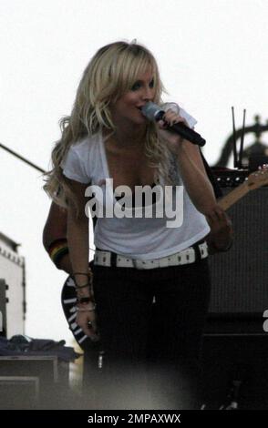 Ashlee Simpson führt auf Sunfest in Palm Beach FL zeigt eine offensichtliche Veränderung im Gesichtsprofil inmitten der Rouge eines Nasenjob. 6/06 Stockfoto