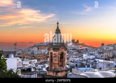 Ostuni, italienische Altstadt und Kirchturm bei Sonnenaufgang. Stockfoto