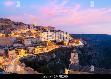 Matera, Italien, am Canyon in der Dämmerung. Stockfoto