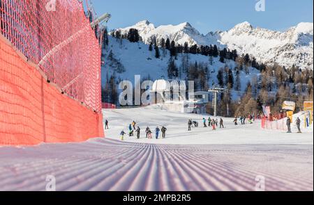 Skigebiet in den Dolomiten-Alpen an sonnigen Tagen. Mit Blick auf die Pista Mastellissima in Marilleva-Folgarida. Brenta. Italien Stockfoto