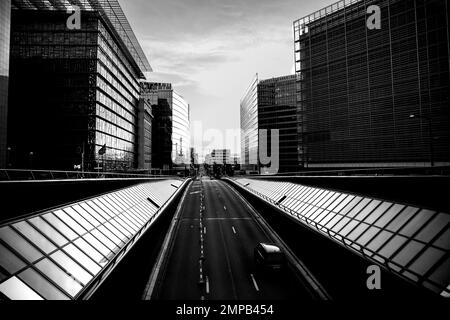 Eine Grauskala der Rue de la Loi, der Law Street Gebäude in der Schuman Gegend in Brüssel Stockfoto