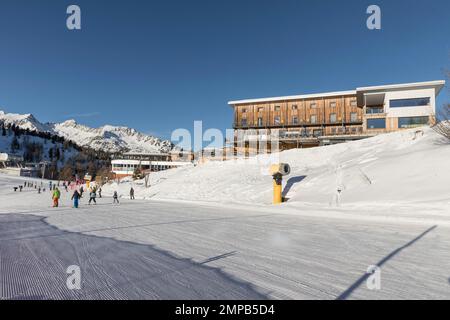 MARILLEVA. 26. JANUAR 2023. Rifugio Alpe Daolasa 2045m. Skigebiet in den Dolomiten-Alpen. Mit Blick auf die Pista Mastellissima in Marilleva-Folgarida. Es Stockfoto