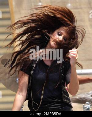 Die Schauspielerin und Sängerin Ashley Tisdale tritt im Einkaufszentrum Grove vor einem brüllenden Fangarten auf. Sie sang eine Auswahl von Liedern von ihrer neu erschienenen CD „Schuldige Freude“. Los Angeles, Kalifornien. 6/27/09. Stockfoto