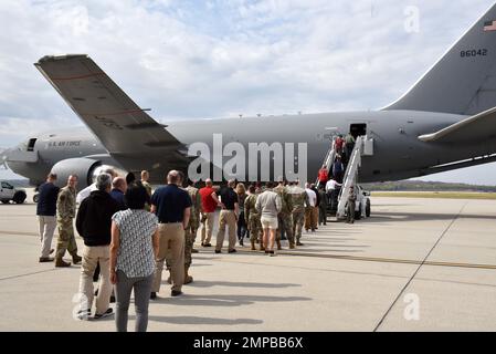 Ein KC-46A Pegasus von der McConnell Air Force Base, Kansas, hielt am Wright-Patterson Air Force Base, Ohio, für einen Routinestopp an und erlaubte dem Basispersonal, das Flugzeug am 12. Oktober 2022 zu besichtigen. Stockfoto