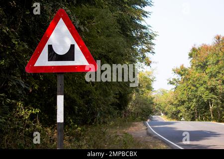 Indisches Straßenwarnschild, das anzeigt, dass wir abtauchen. Ein Schild, das darauf hinweist, dass es einen niedrigen Bereich direkt vor uns gibt Stockfoto