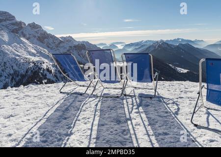 Sonnenliegen mit Blick auf das Pinzolo-Tal. Umkehrung und Nebel über dem Skigebiet Pinzolo (TN) Italien. Ein Blick von oben auf ein nebelbedecktes Tal. Super Stockfoto