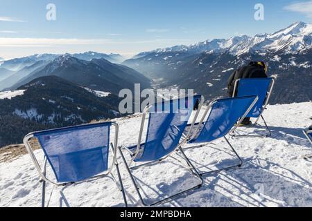 Sonnenliegen mit Blick auf das Pinzolo-Tal. Umkehrung und Nebel über dem Skigebiet Pinzolo (TN) Italien. Ein Blick von oben auf ein nebelbedecktes Tal. Super Stockfoto