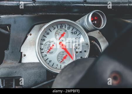 Großer Blickwinkel eines Drehzahlmessers, Tachometers eines Autos. Speicherplatz kopieren. Stockfoto