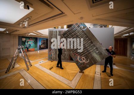 Arbeiter bereiten sich vor, Gordon House West Face (Triptych mit GH Nocturne und GH East Face) von David Hepher 2013 in „The Big City: London malte auf einer großen Ausstellung in der Guildhall Art Gallery in London, die monumentale Maler der Hauptstadt feiert und einige der größten Gemälde in der Galerie zeigt. Foto: Dienstag, 31. Januar 2023. Stockfoto