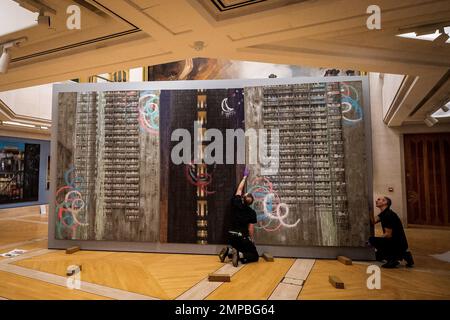 Arbeiter bereiten sich vor, Gordon House West Face (Triptych mit GH Nocturne und GH East Face) von David Hepher 2013 in „The Big City: London malte auf einer großen Ausstellung in der Guildhall Art Gallery in London, die monumentale Maler der Hauptstadt feiert und einige der größten Gemälde in der Galerie zeigt. Foto: Dienstag, 31. Januar 2023. Stockfoto