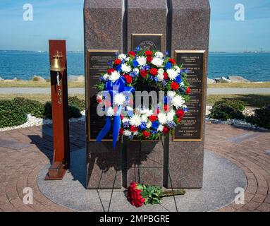 221012-N-CY569-0002 NORFOLK, Virginia (12. Oktober 2022) nach einer Zeremonie zum 22. Jahrestag des Terroranschlags auf den Lenkraketenzerstörer der Arleigh-Burke-Klasse USS Cole (DDG 67) liegt Ein Kranz am USS Cole Memorial. Ehemalige und gegenwärtige Cole Crew-Mitglieder versammelten sich mit Familien und Gästen zur Zeremonie im USS Cole Memorial an Bord der Marinestation Norfolk. Cole, DDG, Memorial, USN, Stockfoto