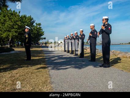 221012-N-CY569-0001 NORFOLK, Virginia. (12. Oktober 2022) Seeleute der Arleigh-Burke-Klasse USS Cole (DDG 67) stehen bereit, während einer Gedenkfeier zum 22. Jahrestag des Angriffs auf Cole einen Gruß mit 21 Kanonen abzufeuern. Ehemalige und gegenwärtige Cole Crew-Mitglieder versammelten sich mit Familien und Gästen zur Zeremonie im USS Cole Memorial an Bord der Marinestation Norfolk. Cole, DDG, Memorial, USN, Stockfoto