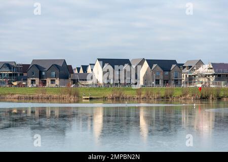 Neue Häuser werden in der neuen Stadt Northstowe in der Nähe von Cambridge Cambridgeshire UK gebaut Stockfoto