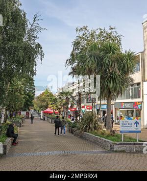 Willkommen im West End, dem Western End der New George Street in Plymouth mit seinen Bäckereien und bunten Bäumen. 2022. Stockfoto