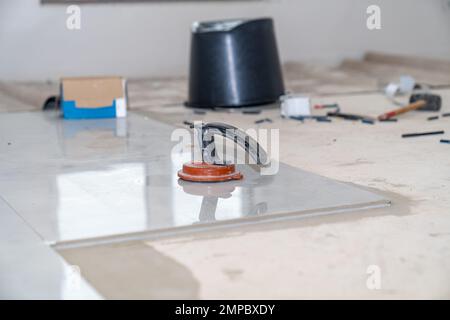 Verlegung des Keramikbodens in einem Neubau Stockfoto