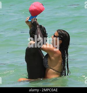Der Fußballspieler von Manchester City, Bacary Sagna, genießt mit seiner Frau Ludivine den Ozean. Miami Beach, Florida 18. Juli 2014. Stockfoto