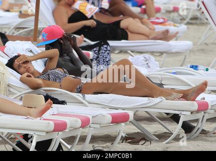 Der Fußballspieler von Manchester City, Bacary Sagna, genießt mit seiner Frau Ludivine den Ozean. Miami Beach, Florida 18. Juli 2014. Stockfoto
