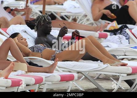 Der Fußballspieler von Manchester City, Bacary Sagna, genießt mit seiner Frau Ludivine den Ozean. Miami Beach, Florida 18. Juli 2014. Stockfoto