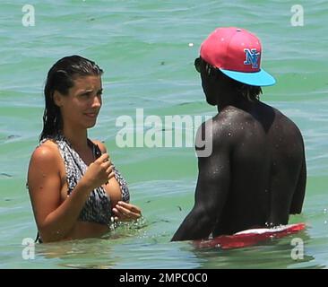 Der Fußballspieler von Manchester City, Bacary Sagna, genießt mit seiner Frau Ludivine den Ozean. Miami Beach, Florida 18. Juli 2014. Stockfoto