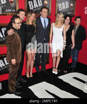 Cameron Diaz und Justin Timberlake und Jason Segel nehmen an der Premiere ihres neuen Films Bad Teacher im Ziegfeld Theatre Teil. Diaz trug ein schwarz-weißes Chanel Strickkleid. New York, NY 6/20/2011 Stockfoto