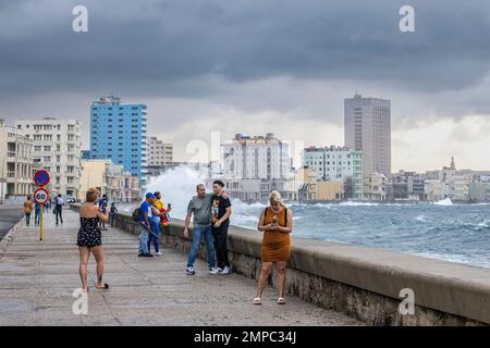 Wellen brechen über Malecon, Havanna, Kuba. Stockfoto