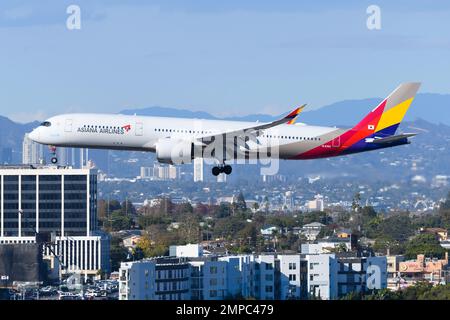 Flugzeuge des Airbus A350-900XWB von Asiana Airlines. Flugzeug A359 der Asiana Airlines landet. Stockfoto