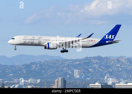 Scandinavian Airlines Airbus A350 fliegt. Flugzeug A350 der SAS-Fluggesellschaft, auch bekannt als Scandinavian Airlines System. Stockfoto