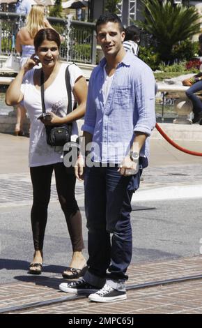 Mark Ballas begrüßt einen Fan im Einkaufszentrum Grove in Los Angeles, CA. 7/12/11. Stockfoto