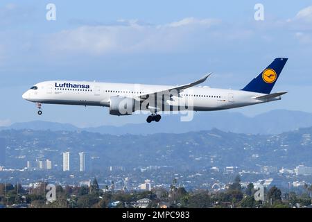Lufthansa Airlines Airbus A350-900 Landung. Flugzeug A350-900 der Deutschen Lufthansa fliegt. Stockfoto