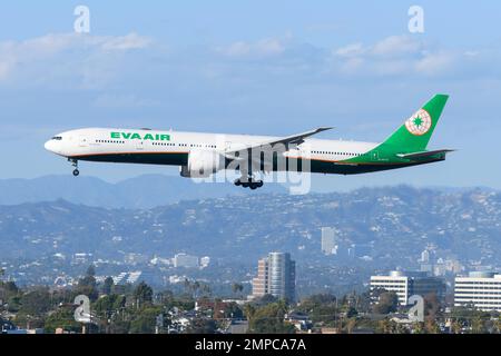 EVA Air Boeing 777 fliegt. Flugzeug B777-300ER von Evergreen Airways. Flugzeug registriert als B-16725. Stockfoto